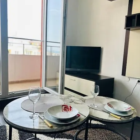 Studio Close To Airport Apartman *